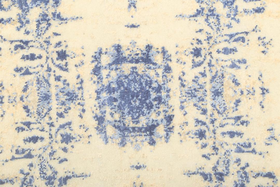 Moderne designs tæppe fra Indien i blå og cremede toner