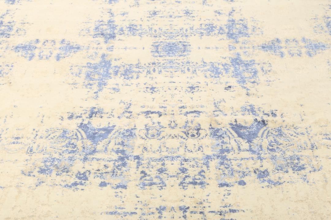 Moderne designs tæppe fra Indien i blå og cremede toner