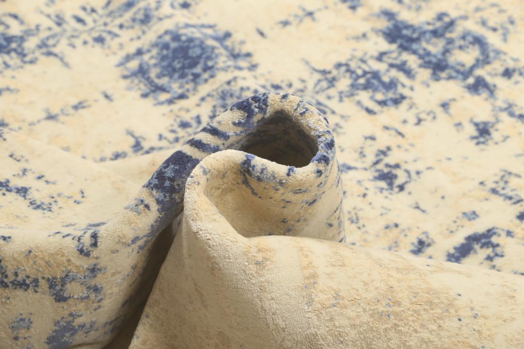 Moderne designs tæppe fra Indien i blå og cremede toner