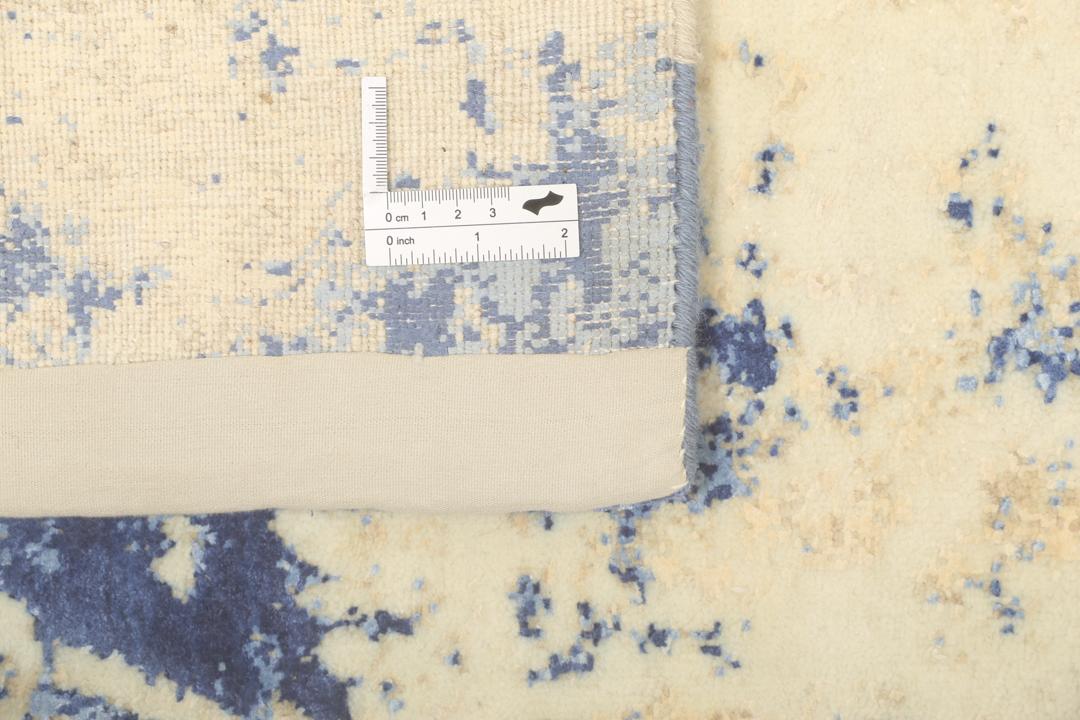 Moderne designs tæppe fra Indien i blå og cremede toner