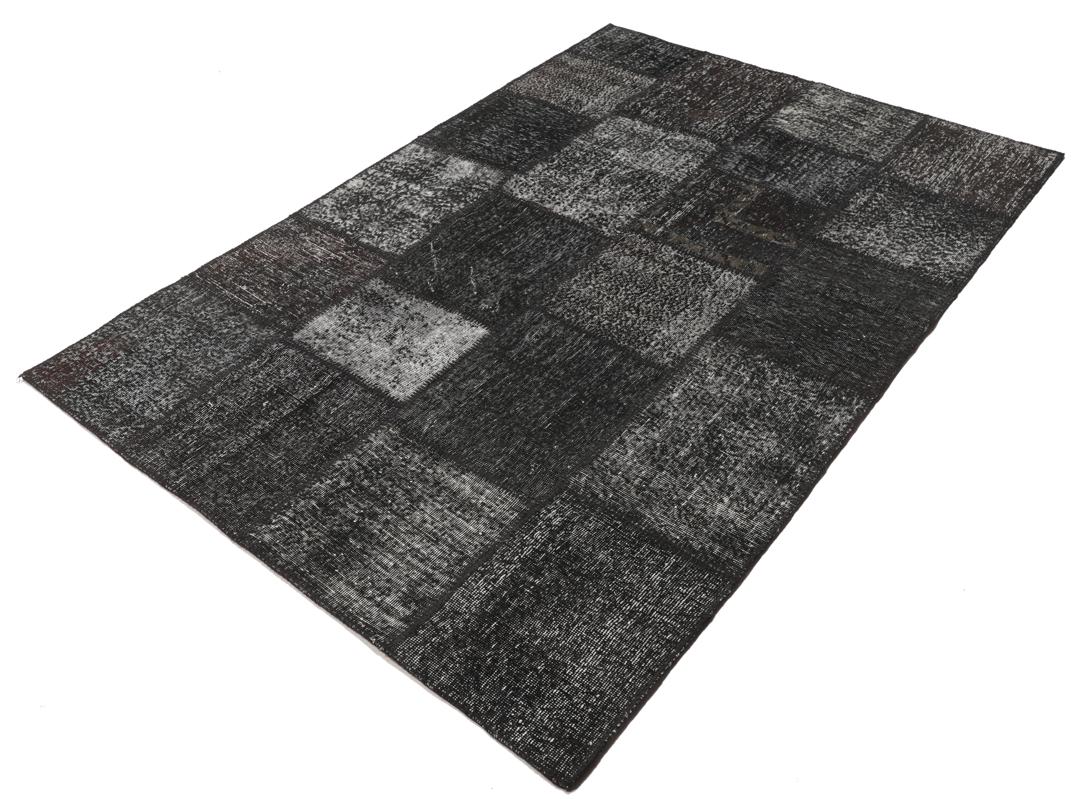 Handgemaakt patchwork vloerkleed uit Turkije in zwarte tinten.