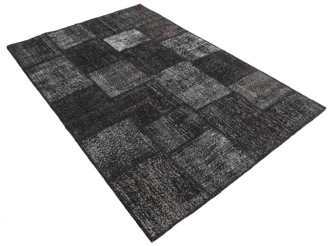 Handgemaakt patchwork vloerkleed uit Turkije in zwarte tinten.