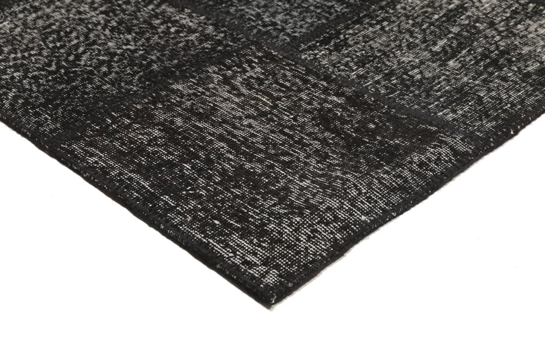 Handgemaakt patchwork vloerkleed uit Turkije in zwarte tinten.