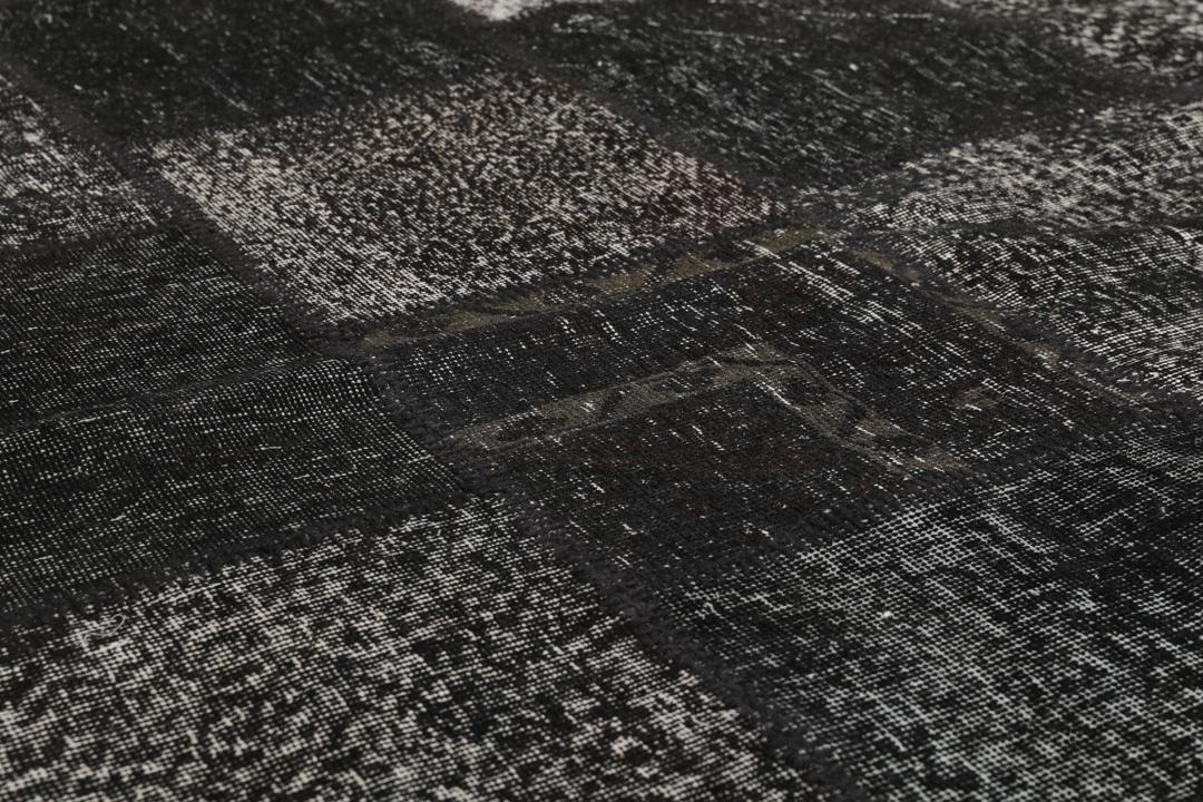Handgemaakt patchwork vloerkleed uit Turkije in zwarte tinten.