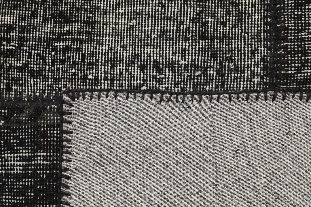 Handgemaakt patchwork vloerkleed uit Turkije in zwarte tinten.