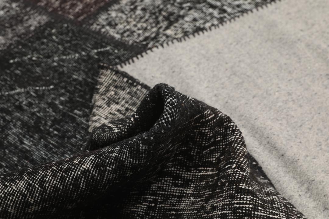 Handgemaakt patchwork vloerkleed uit Turkije in zwarte tinten.