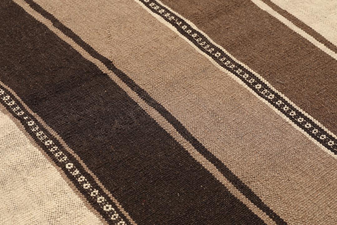 Håndvævet stribet tæppe fra Mellemøsten i brune og beige nuancer