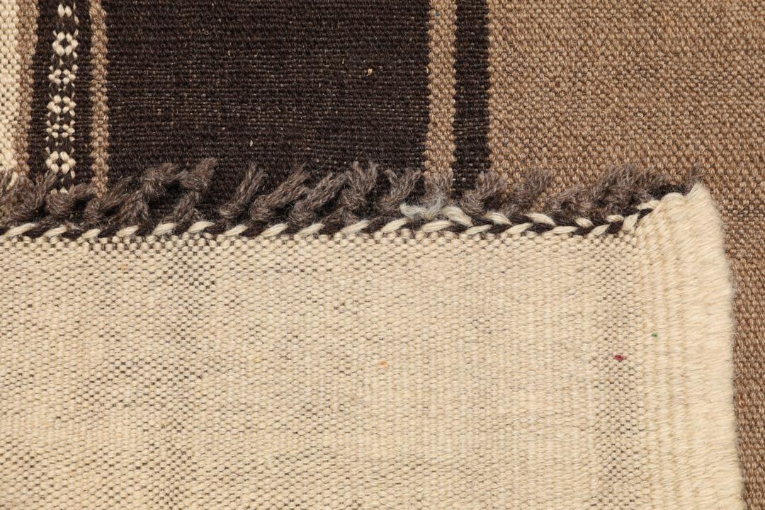 Håndvævet stribet tæppe fra Mellemøsten i brune og beige nuancer