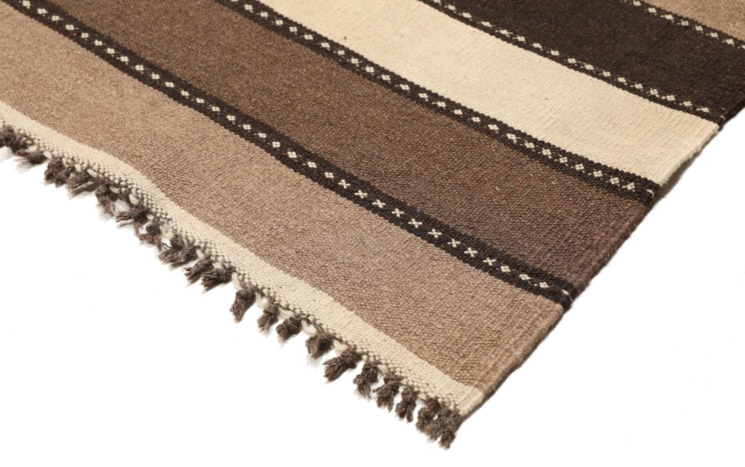 Tappeto Kilim tessuto a mano a righe marroni e beige proveniente dal Medio Oriente