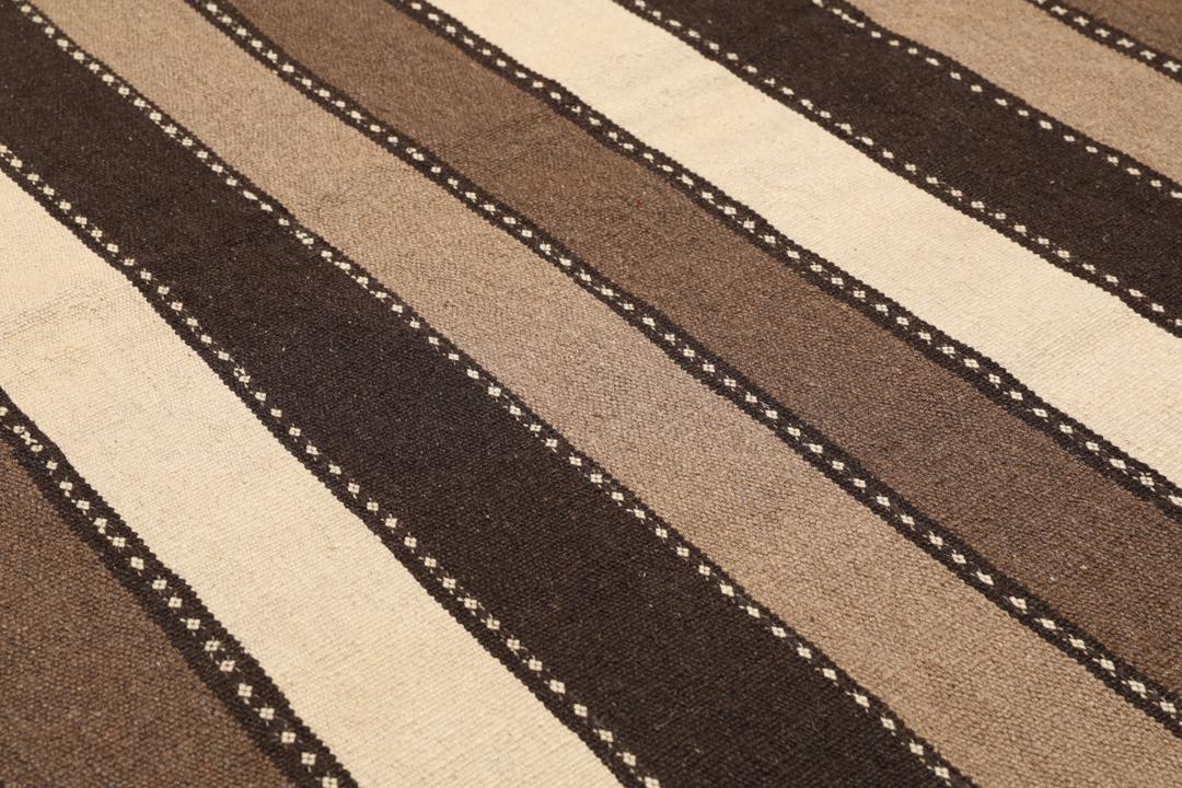 Tappeto Kilim tessuto a mano a righe marroni e beige proveniente dal Medio Oriente