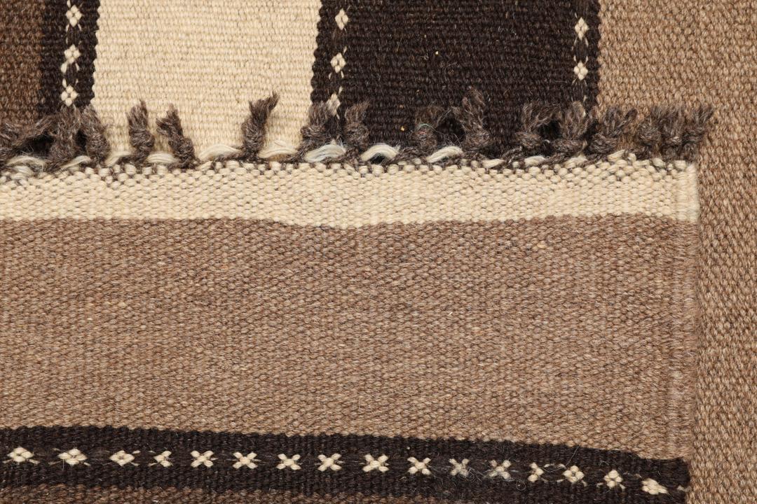 Tappeto Kilim tessuto a mano a righe marroni e beige proveniente dal Medio Oriente