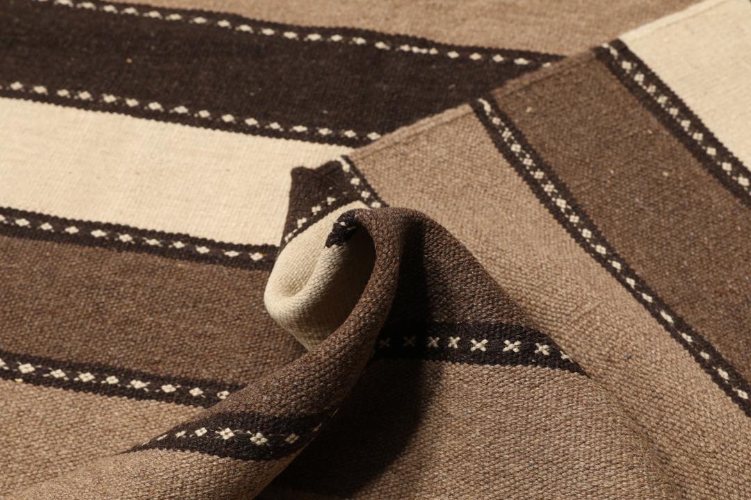 Tappeto Kilim tessuto a mano a righe marroni e beige proveniente dal Medio Oriente
