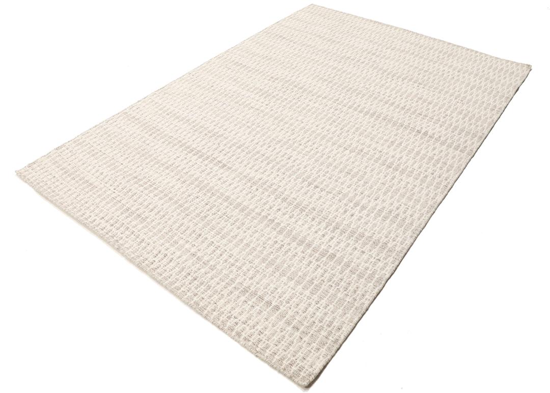 Beige tæppe med et struktureret vævet mønster