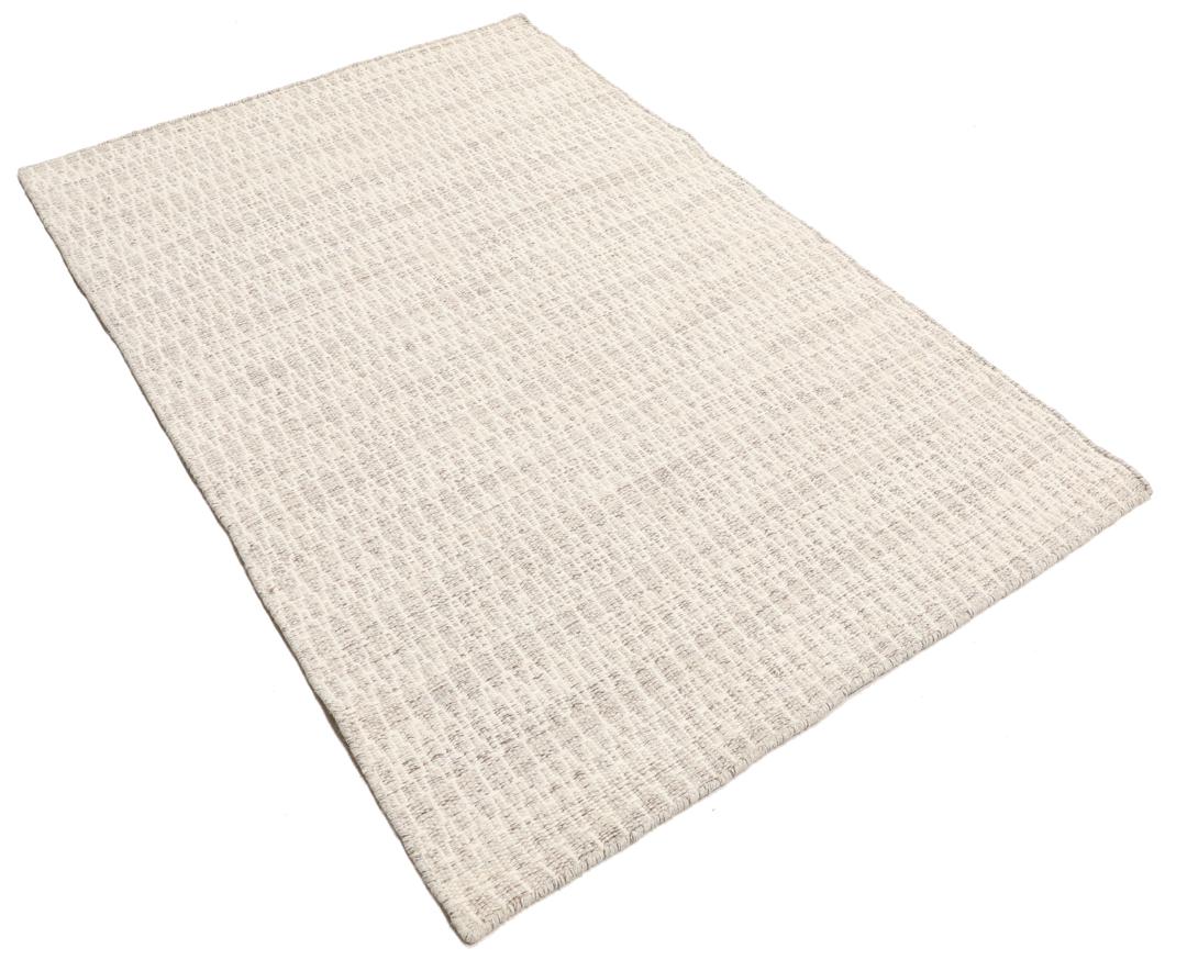 Beige tæppe med et struktureret vævet mønster