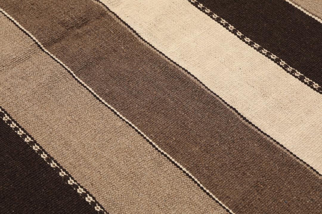 Tappeto Kilim tessuto a mano con righe marroni e beige proveniente dal Medio Oriente