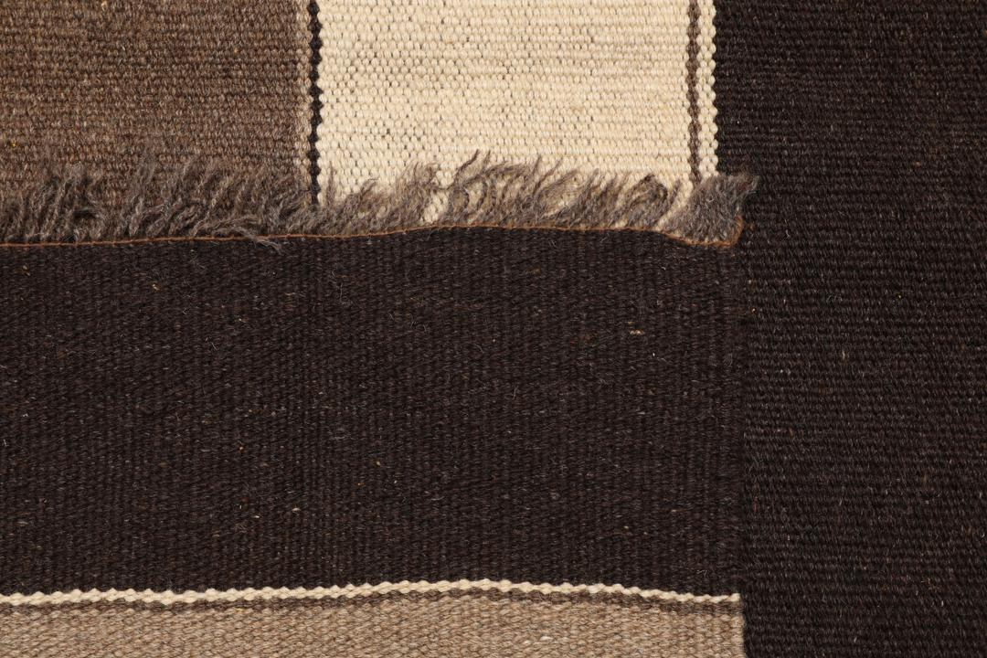 Tappeto Kilim tessuto a mano con righe marroni e beige proveniente dal Medio Oriente