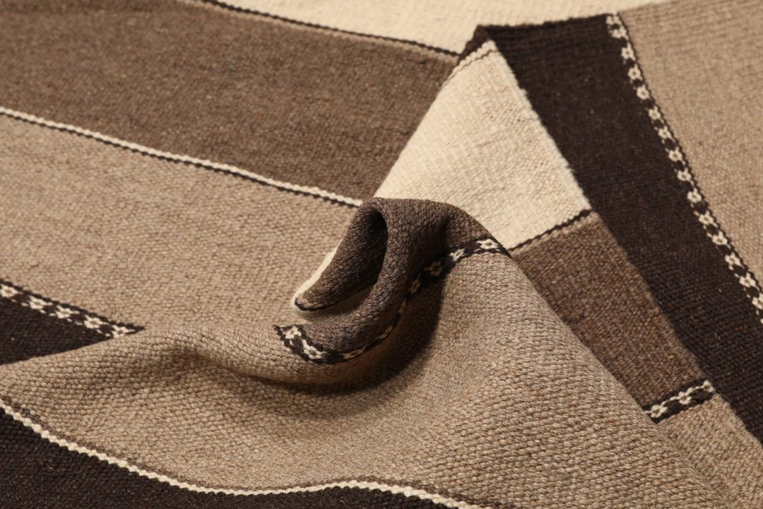 Tappeto Kilim tessuto a mano con righe marroni e beige proveniente dal Medio Oriente