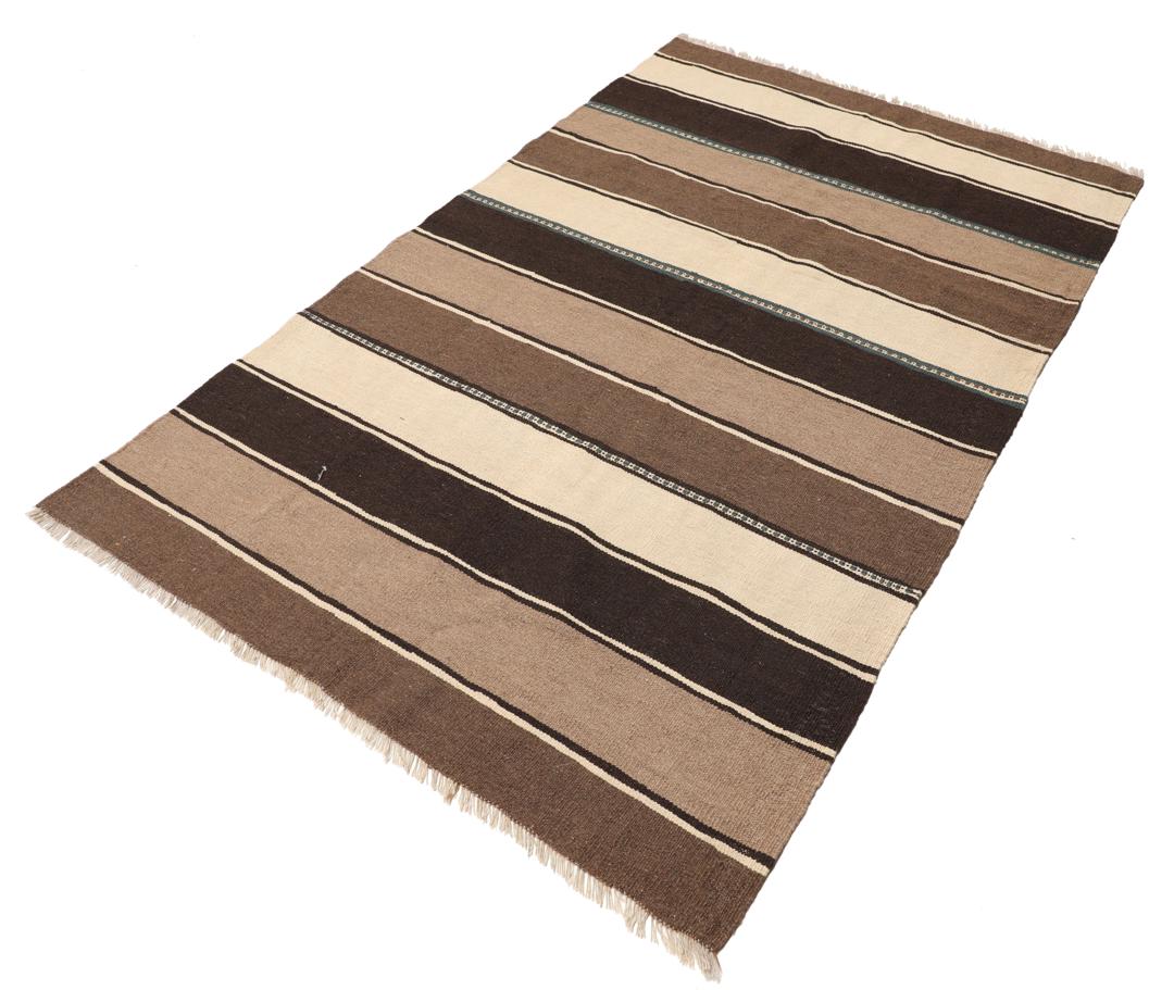 Et håndvævet brunt og beige stribet Kelim-tæppe fra Mellemøsten.