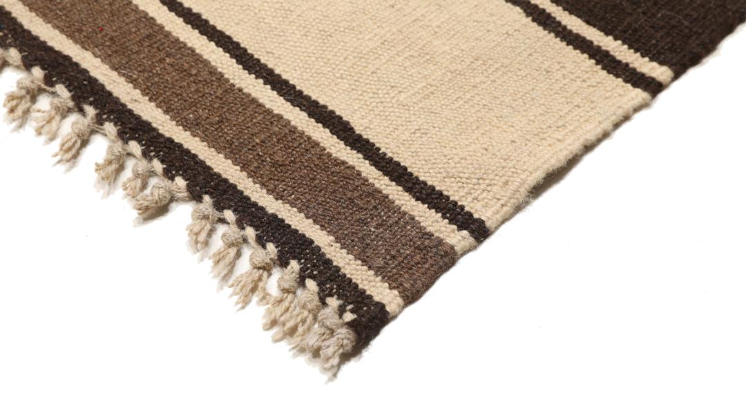 Håndvævet Kelim-tæppe fra Mellemøsten i nuancer af brun og beige med et stribet mønster.