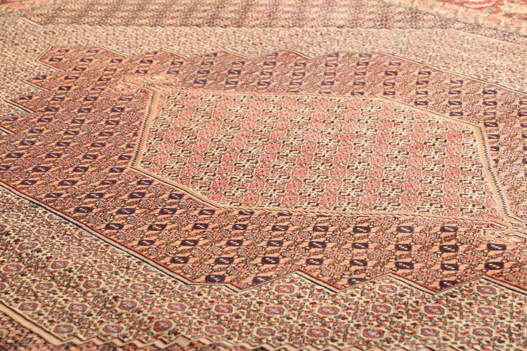 Handgeknoopt Senneh vloerkleed in rood en beige