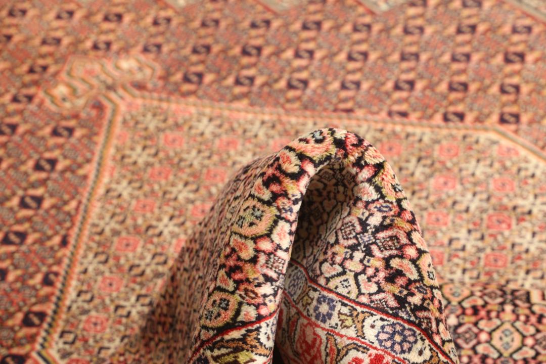 Handgeknoopt Senneh vloerkleed in rood en beige