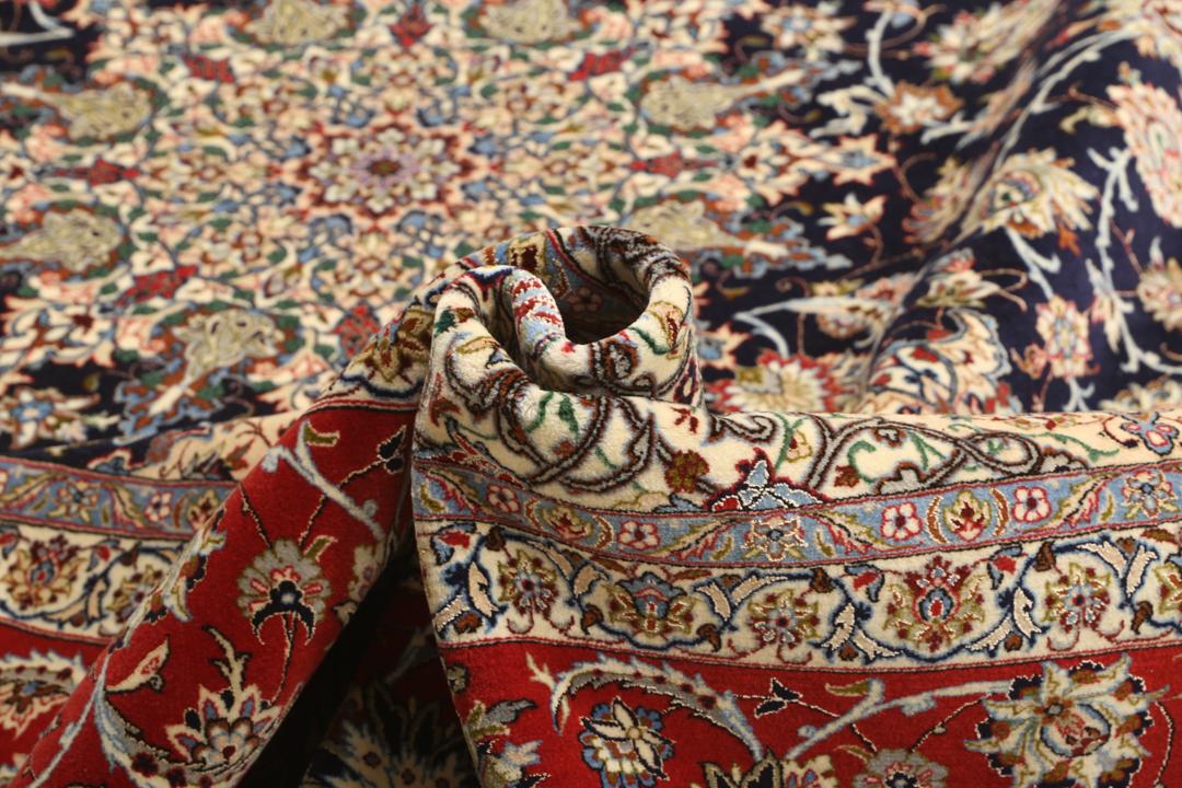 Handgeknoopt Isfahan vloerkleed uit het Midden-Oosten in donkerblauw en rood