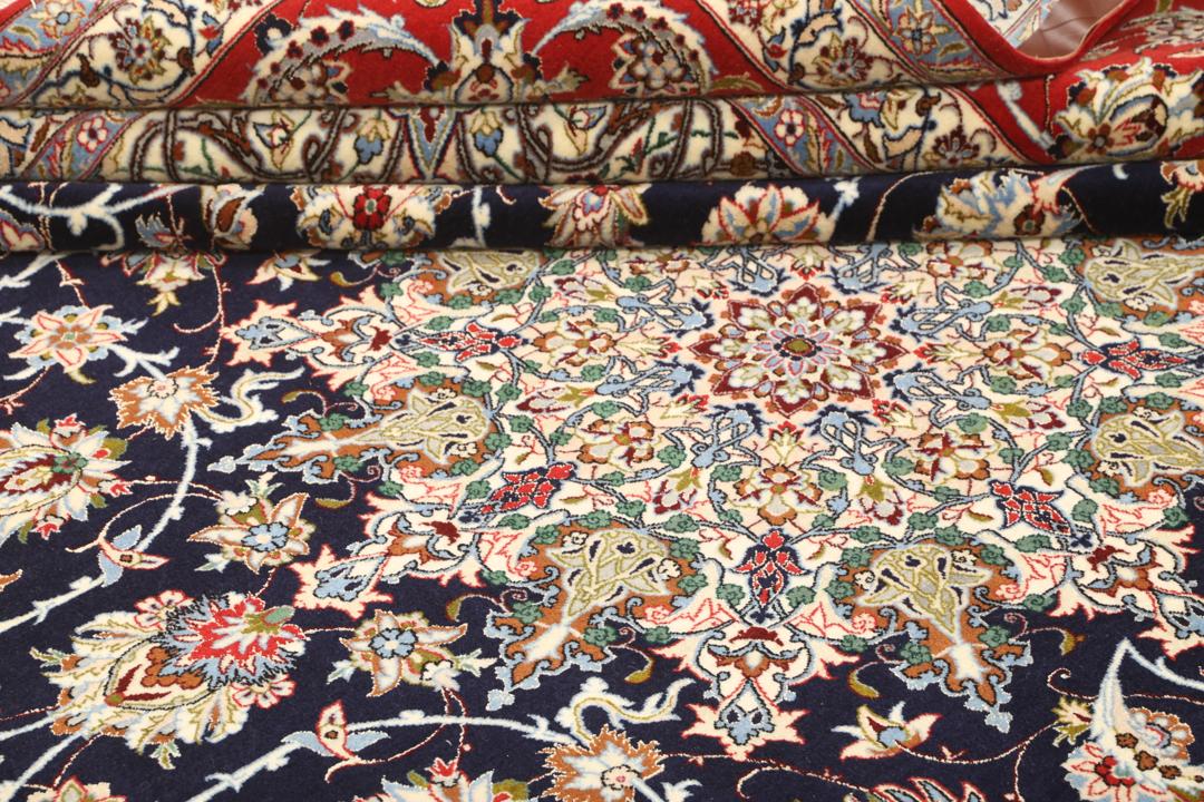 Handgeknoopt Isfahan vloerkleed uit het Midden-Oosten in donkerblauw en rood