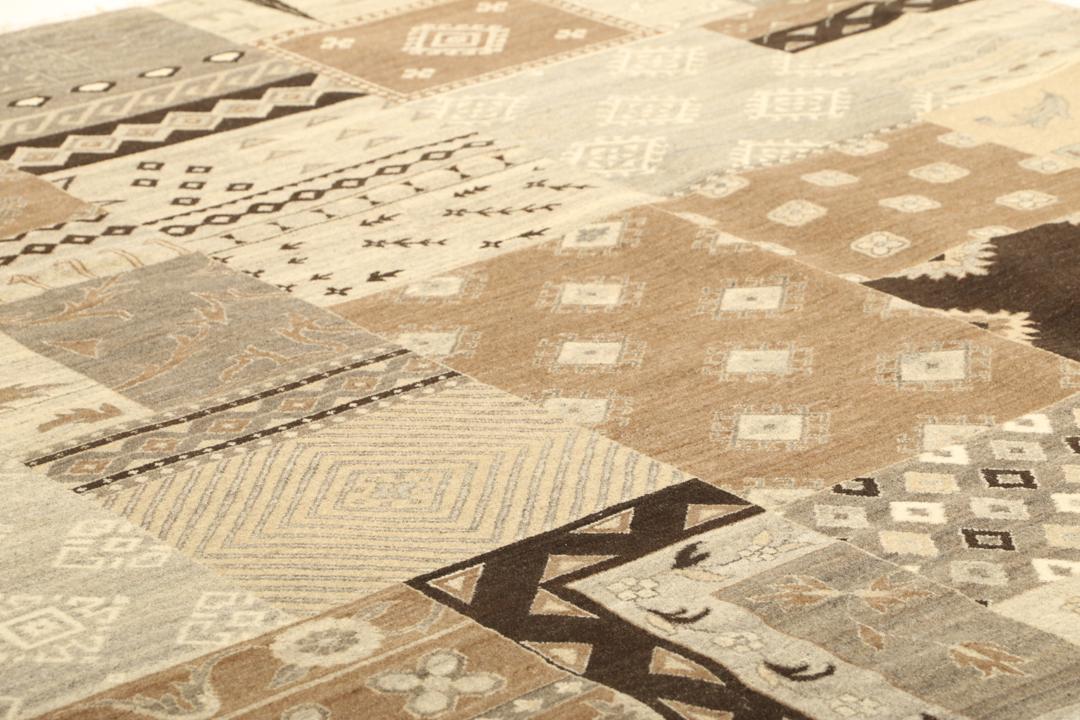 Håndknyttet indisk patchwork-tæppe i brune og beige nuancer