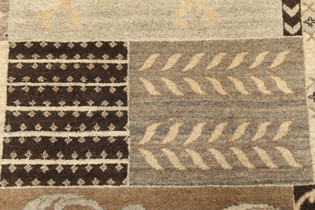 Håndknyttet indisk patchwork-tæppe i brune og beige nuancer
