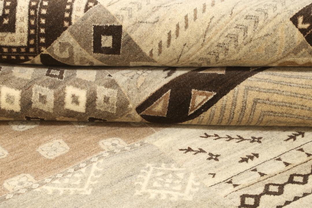 Håndknyttet indisk patchwork-tæppe i brune og beige nuancer