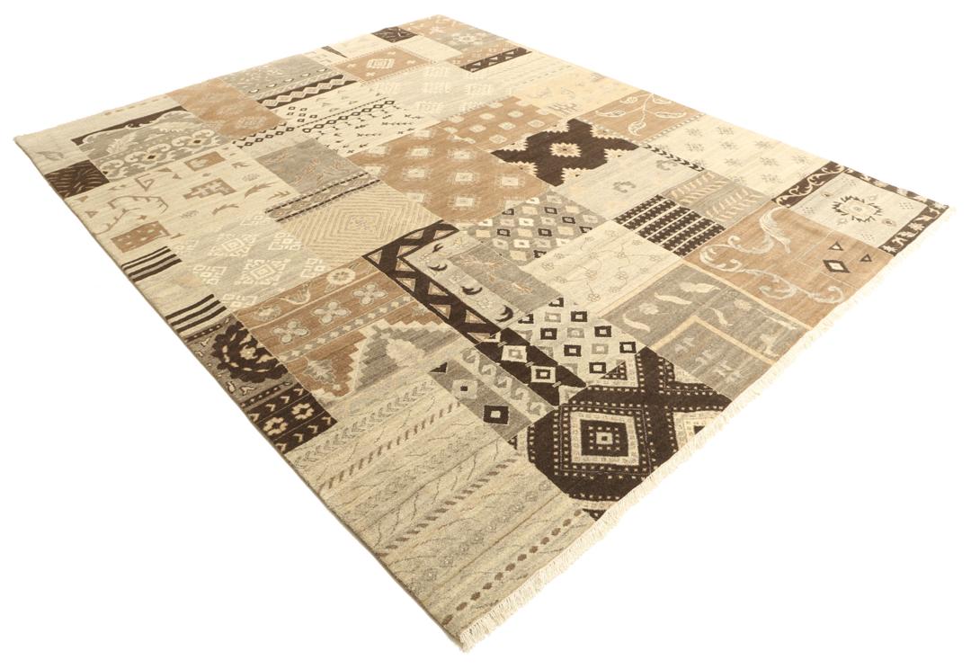 Et stort rektangulært håndknyttet moderne tæppe fra Indien med et brunt patchwork-design og forskellige geometriske mønstre.