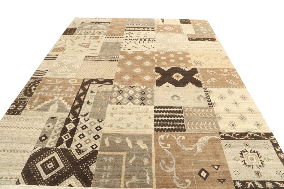 Et stort rektangulært håndknyttet moderne tæppe fra Indien med et brunt patchwork-design og forskellige geometriske mønstre.