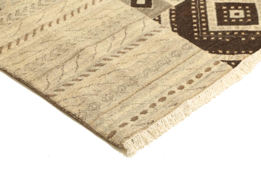 Et stort rektangulært håndknyttet moderne tæppe fra Indien med et brunt patchwork-design og forskellige geometriske mønstre.