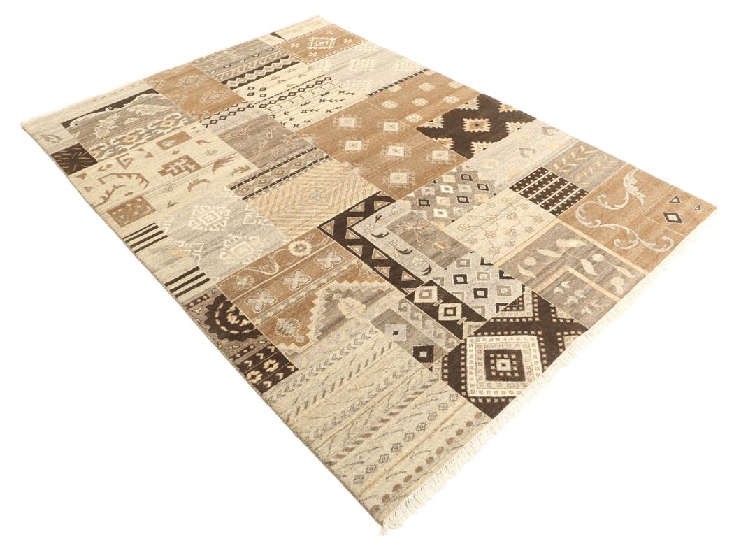 Et unikt moderne patchwork-tæppe fra Indien i nuancer af brun og beige.