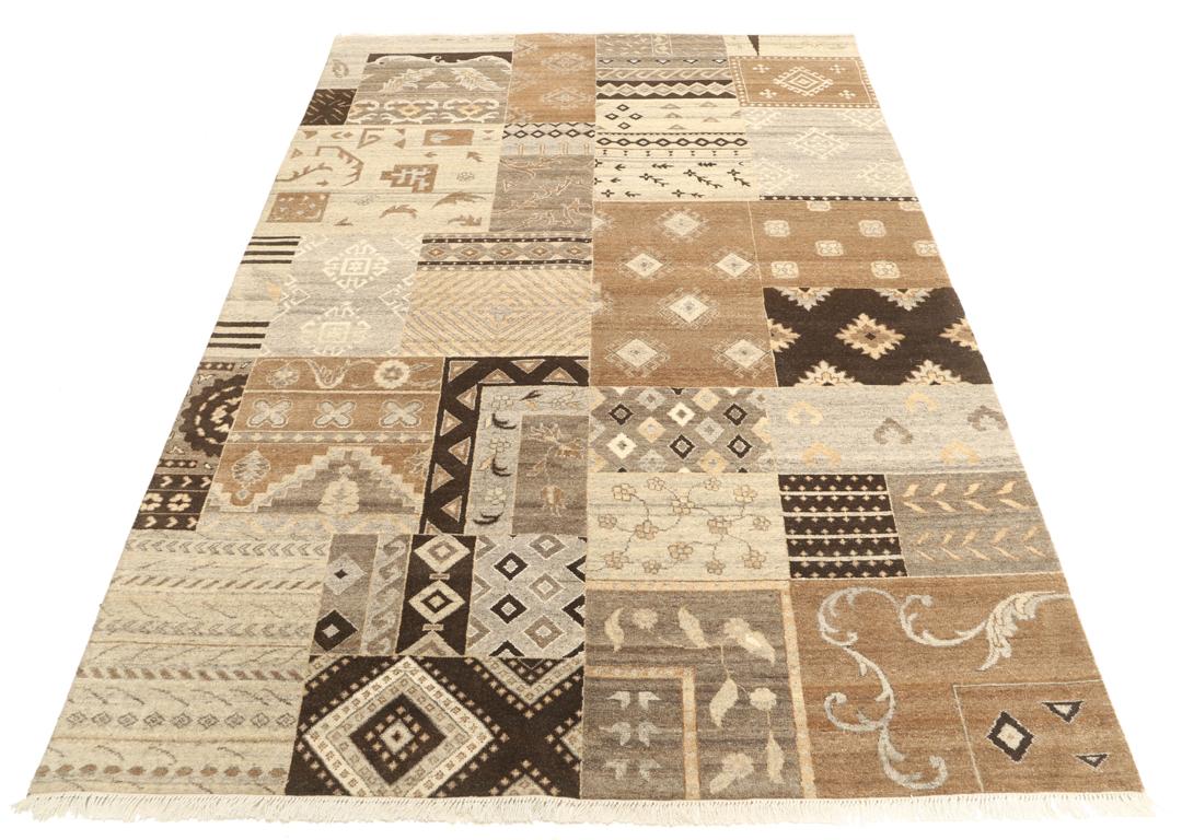 Et unikt moderne patchwork-tæppe fra Indien i nuancer af brun og beige.