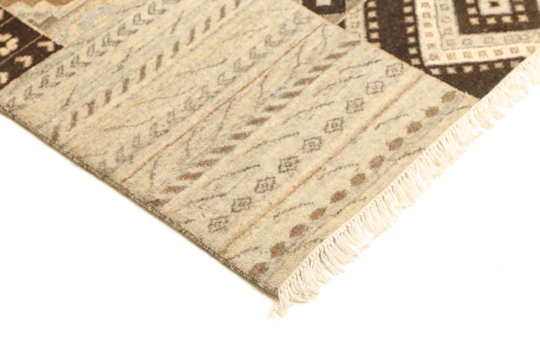 Et unikt moderne patchwork-tæppe fra Indien i nuancer af brun og beige.
