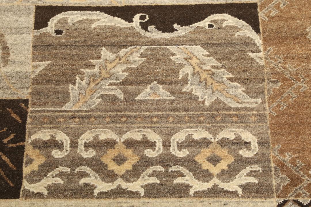 Et unikt moderne patchwork-tæppe fra Indien i nuancer af brun og beige.