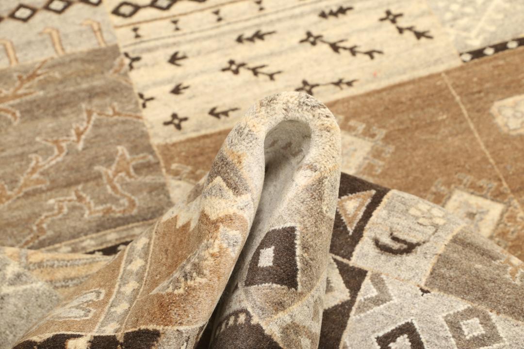 Et unikt moderne patchwork-tæppe fra Indien i nuancer af brun og beige.