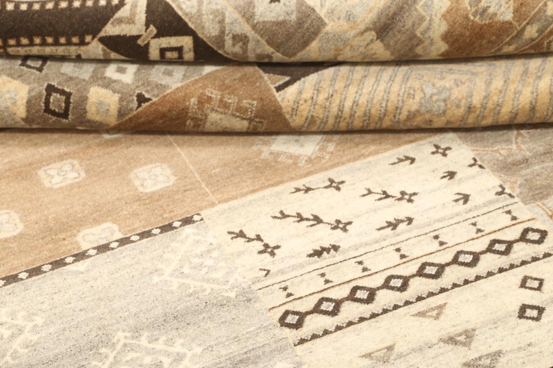Et unikt moderne patchwork-tæppe fra Indien i nuancer af brun og beige.