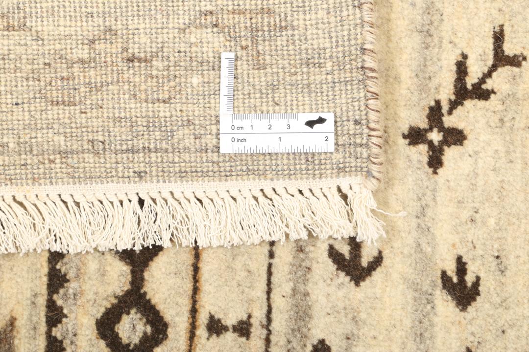 Et unikt moderne patchwork-tæppe fra Indien i nuancer af brun og beige.