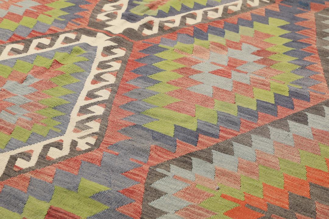 Tapis Kelim turc tissé à la main avec un motif géométrique en losange dans des tons de rouge et de vert