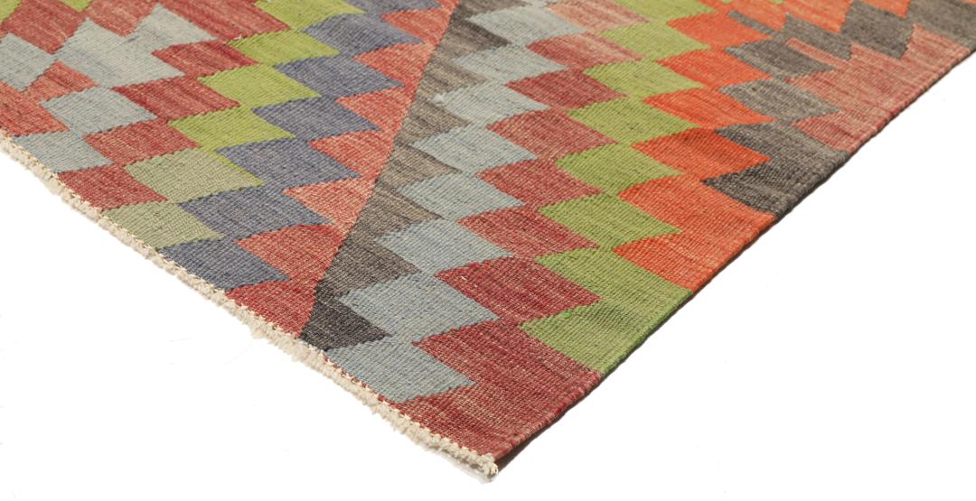 Tapis Kelim turc tissé à la main avec un motif géométrique en losange dans des tons de rouge et de vert