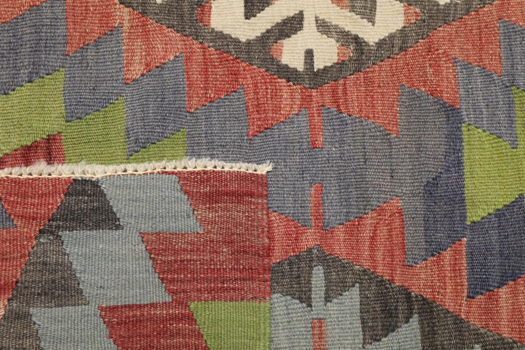 Tapis Kelim turc tissé à la main avec un motif géométrique en losange dans des tons de rouge et de vert