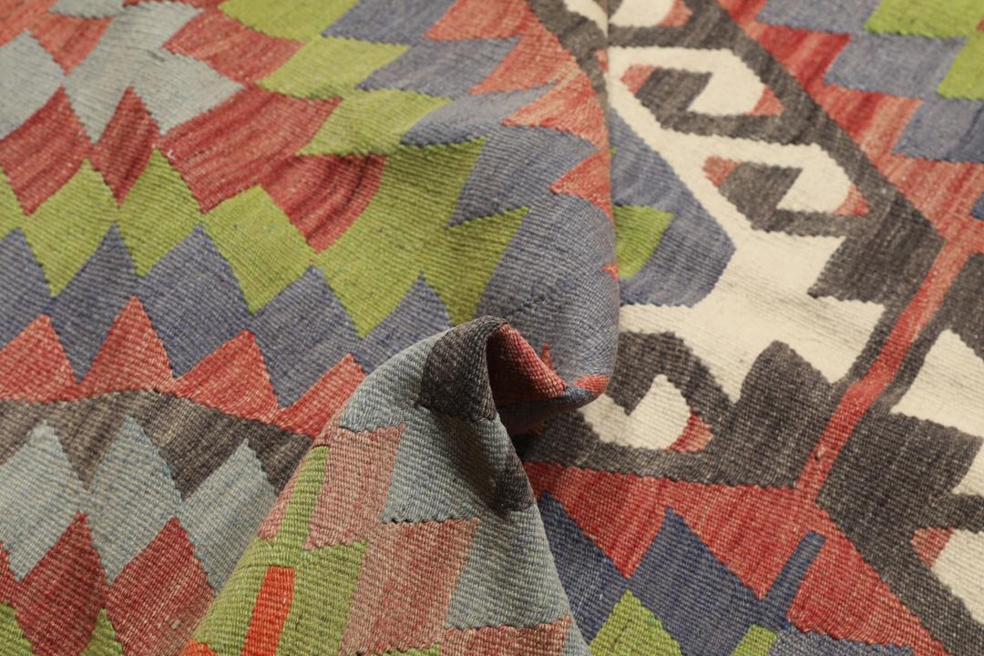 Tapis Kelim turc tissé à la main avec un motif géométrique en losange dans des tons de rouge et de vert