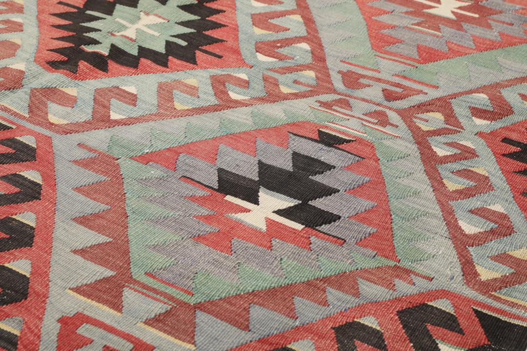 Handgeweven Turks Kilim-kleed met geometrische ruitpatronen in veelkleurige wol.