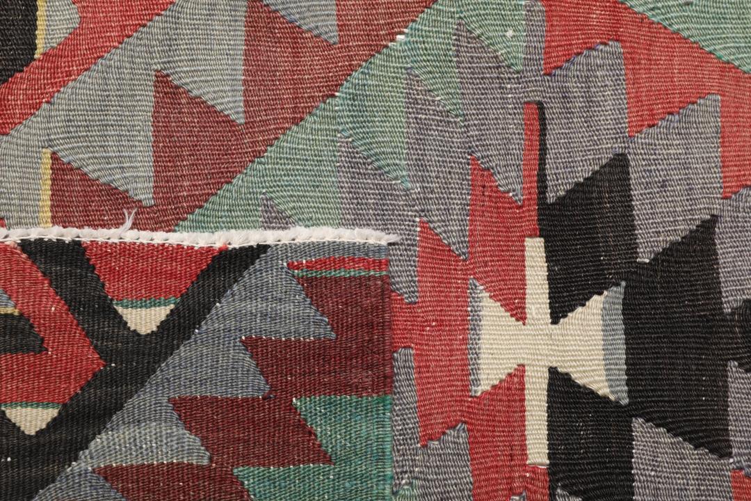 Handgeweven Turks Kilim-kleed met geometrische ruitpatronen in veelkleurige wol.