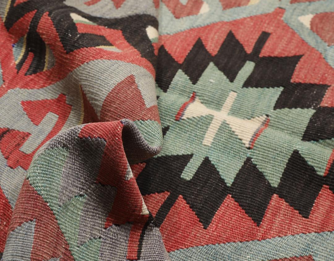 Handgeweven Turks Kilim-kleed met geometrische ruitpatronen in veelkleurige wol.
