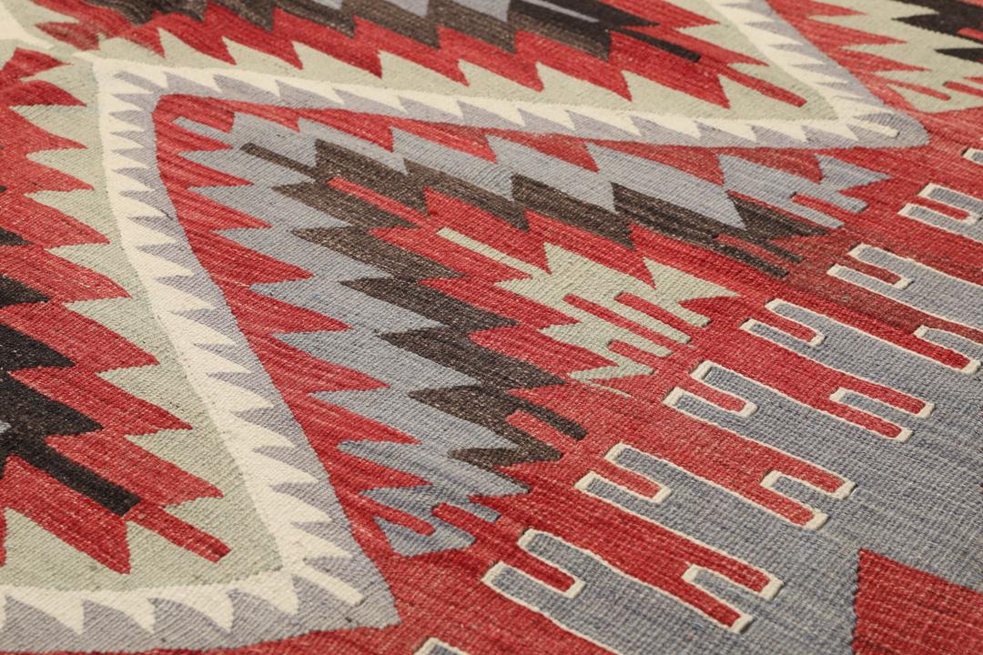 Tapis Kilim turc tissé à la main avec des motifs géométriques en rouge, gris et noir