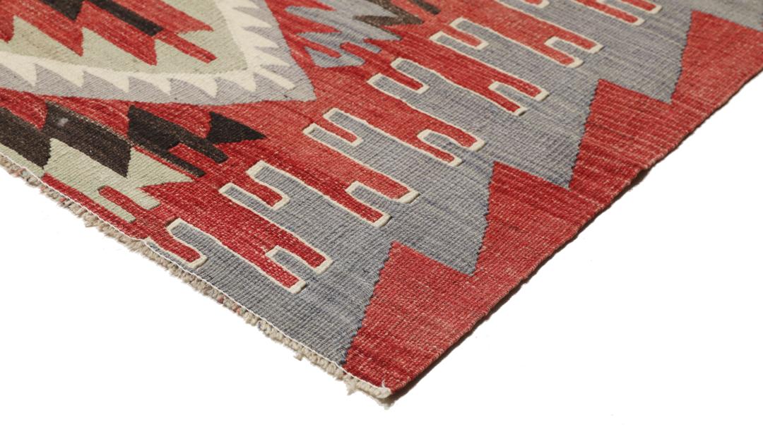 Tapis Kilim turc tissé à la main avec des motifs géométriques en rouge, gris et noir