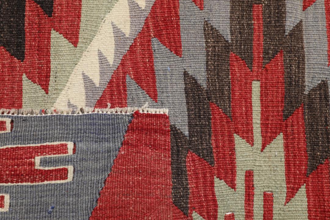 Tapis Kilim turc tissé à la main avec des motifs géométriques en rouge, gris et noir
